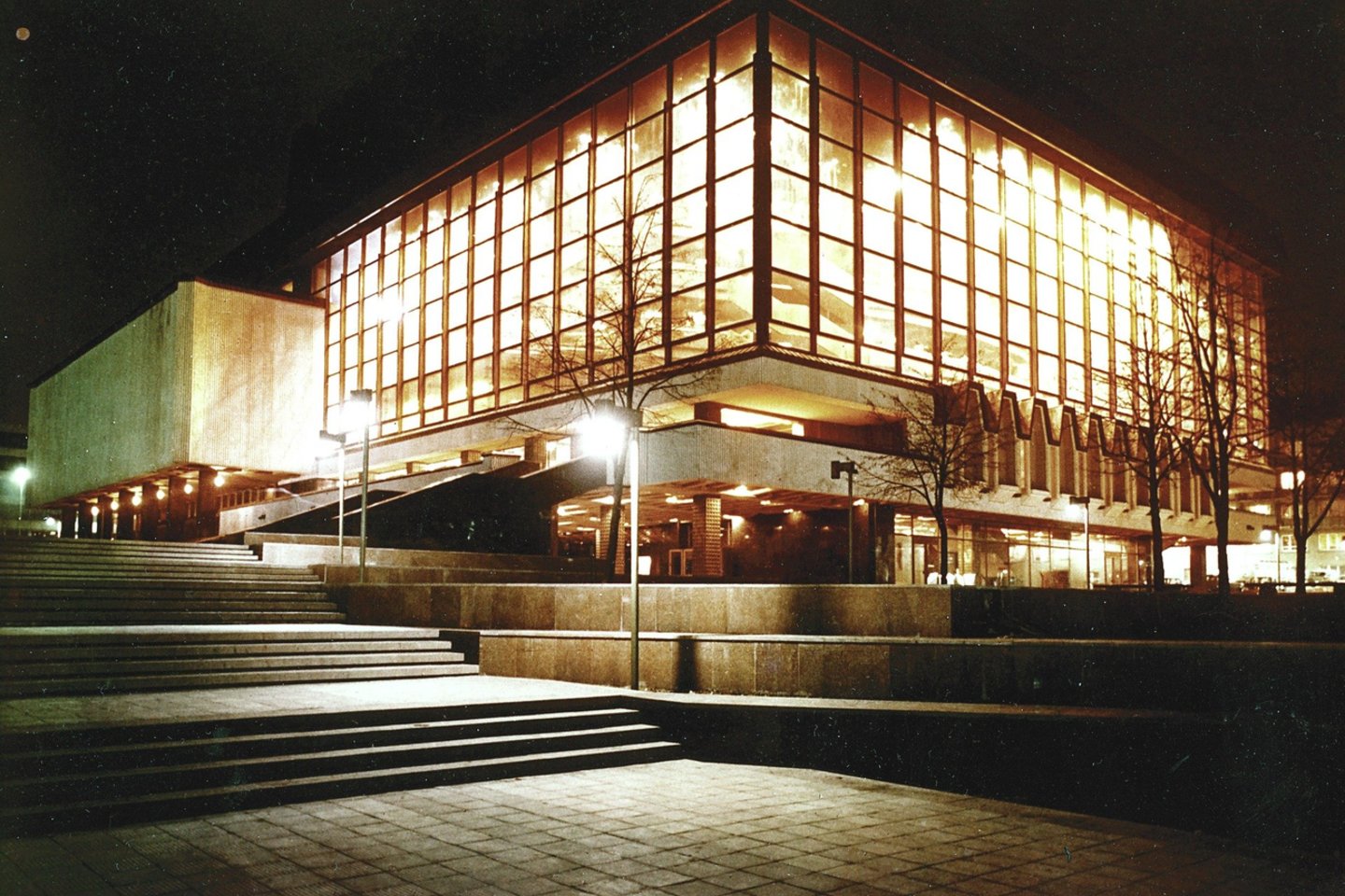 Lietuvos nacionalinis operos ir baleto teatras su įmantriais šviestuvais buvo pastatytas 1974 metais. Tik nedaugelis žino, kad šviestuvai tėra imitacija.<br>Nuotr. iš L.Markejevaitės archyvo