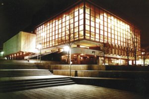 Lietuvos nacionalinis operos ir baleto teatras: apie spektaklį praneša nešviečiantys sietynai