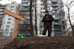 Mero patarėjas: okupantai Mariupolį pavertė getu – civiliai raginami nešioti baltus kaspinėlius, turi gauti leidimus judėti