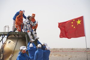 Trys kinų astronautai po 6 mėnesių kosmose sugrįžo į Žemę