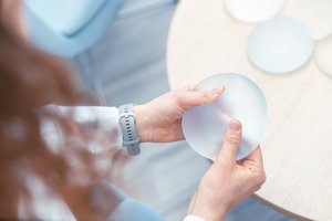 Didžiausias galvosūkis norinčioms didesnės krūtinės – rinktis implantus ar korekciją riebalais