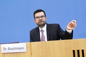 Vokietijos ministras: tankų tiekimas nereiškia įstojimo į karą