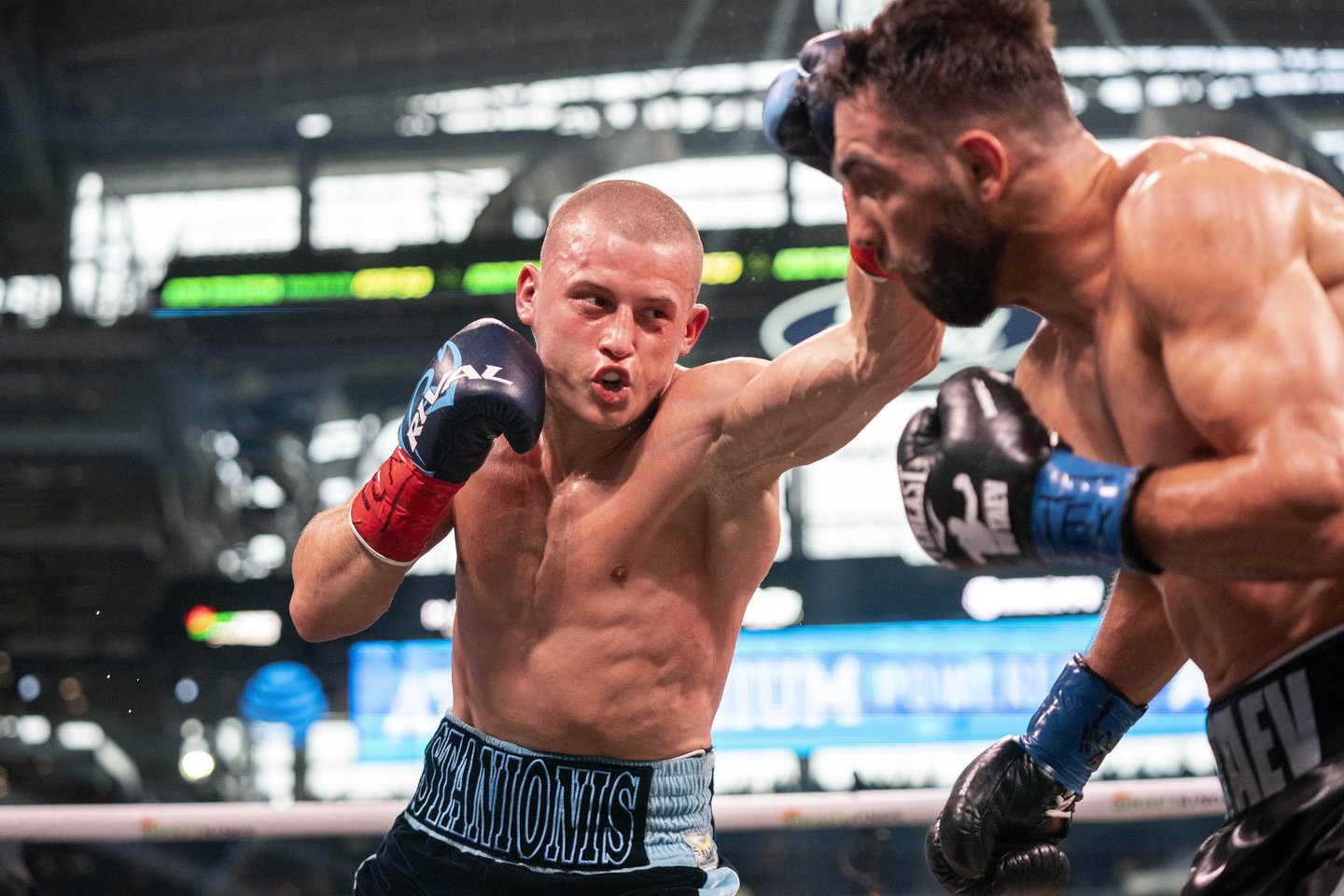 E. Stanionis tapo pasaulio profesionalaus bokso čempionu.<br> AP/Scanpix nuotr.