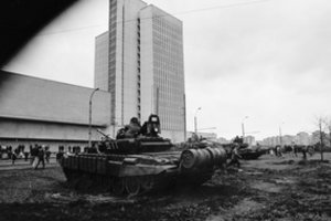 Spaudos rūmų fasadui Vilniuje skyrė apsaugą – saugos kulkų žymes