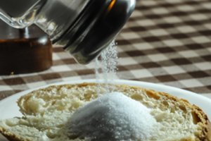 Lietuvoje druskos – po 200 tonų kiekvienam gyventojui, tačiau išaiškino, kodėl tuo džiaugtis neverta