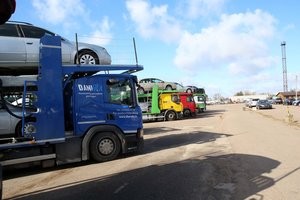 Vakaruose tampa kebliau nupirkti net ir naudotą mašiną – rinkos dalyviai pasakoja, ko tikėtis iš automobilių kainų