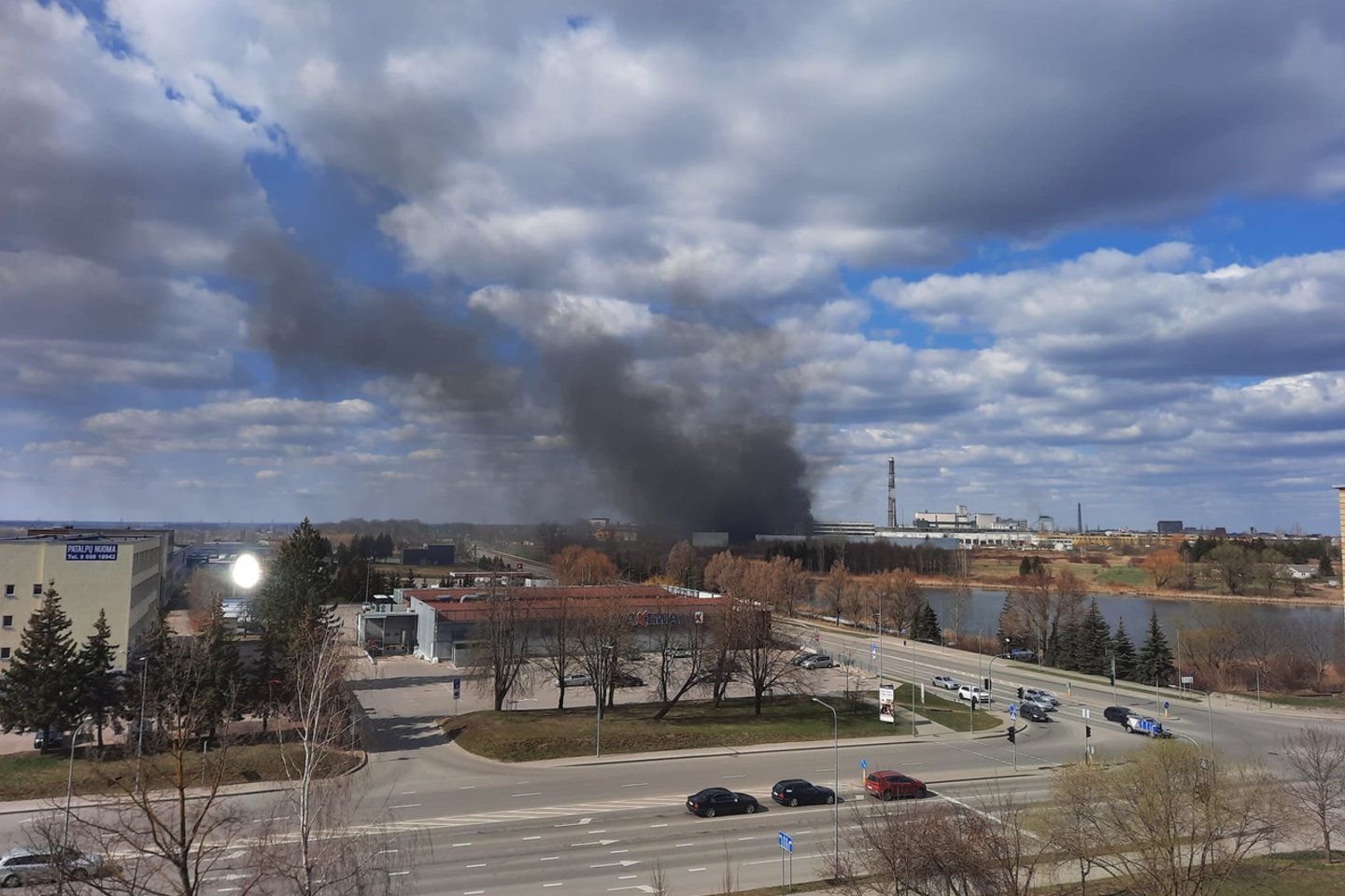  Alytuje vėl kilo didelis gaisras, dideliame plote plūsta dūmai. <br> Facebook (Alytaus miesto ritmas, Sandra Šimk) nuotr.