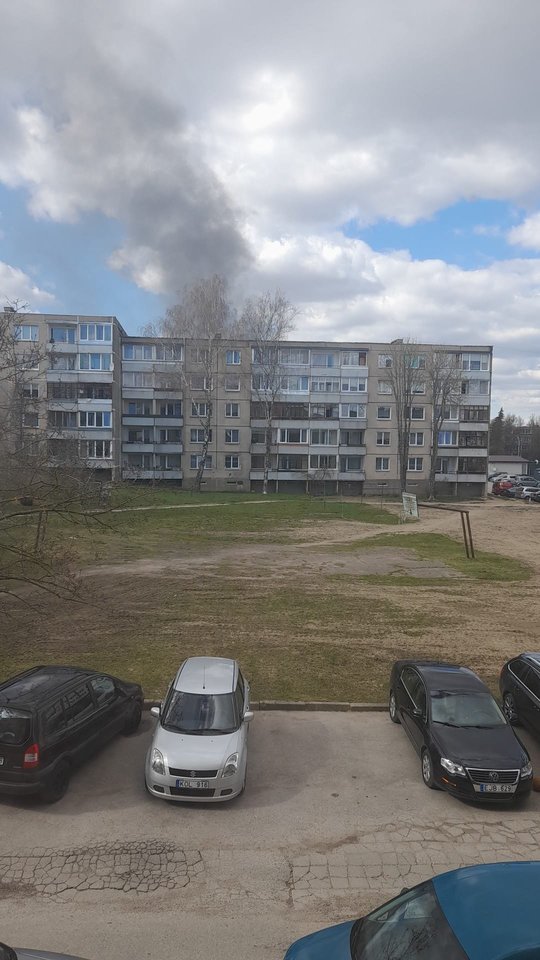  Alytuje vėl kilo didelis gaisras, dideliame plote plūsta dūmai. <br> Facebook (Alytaus miesto ritmas, Sandra Šimk) nuotr.