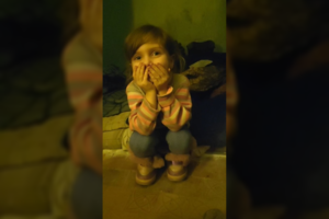 Net sugeliantis vaizdas: Mariupolio pragaro dugne – ir žaidžiantys vaikai