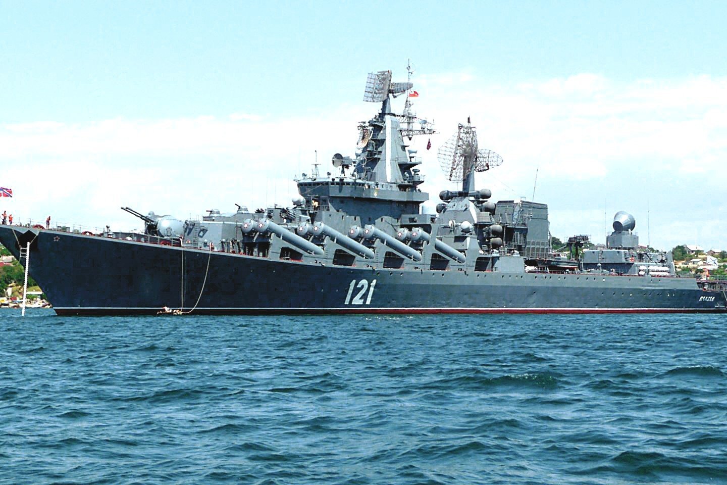 Juodojoje jūroje nuskendo Rusijos karinio laivyno kreiseris „Moskva“.