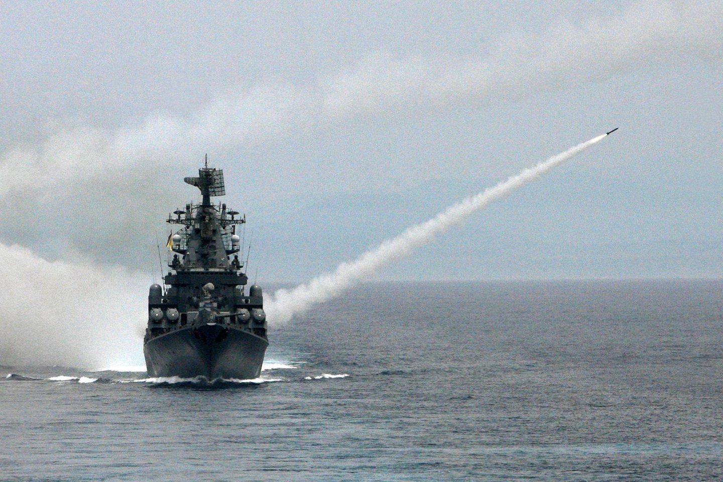 Juodojoje jūroje nuskendo Rusijos karinio laivyno kreiseris „Moskva“.<br>ZumaPress.com/Scanpix nuotr.