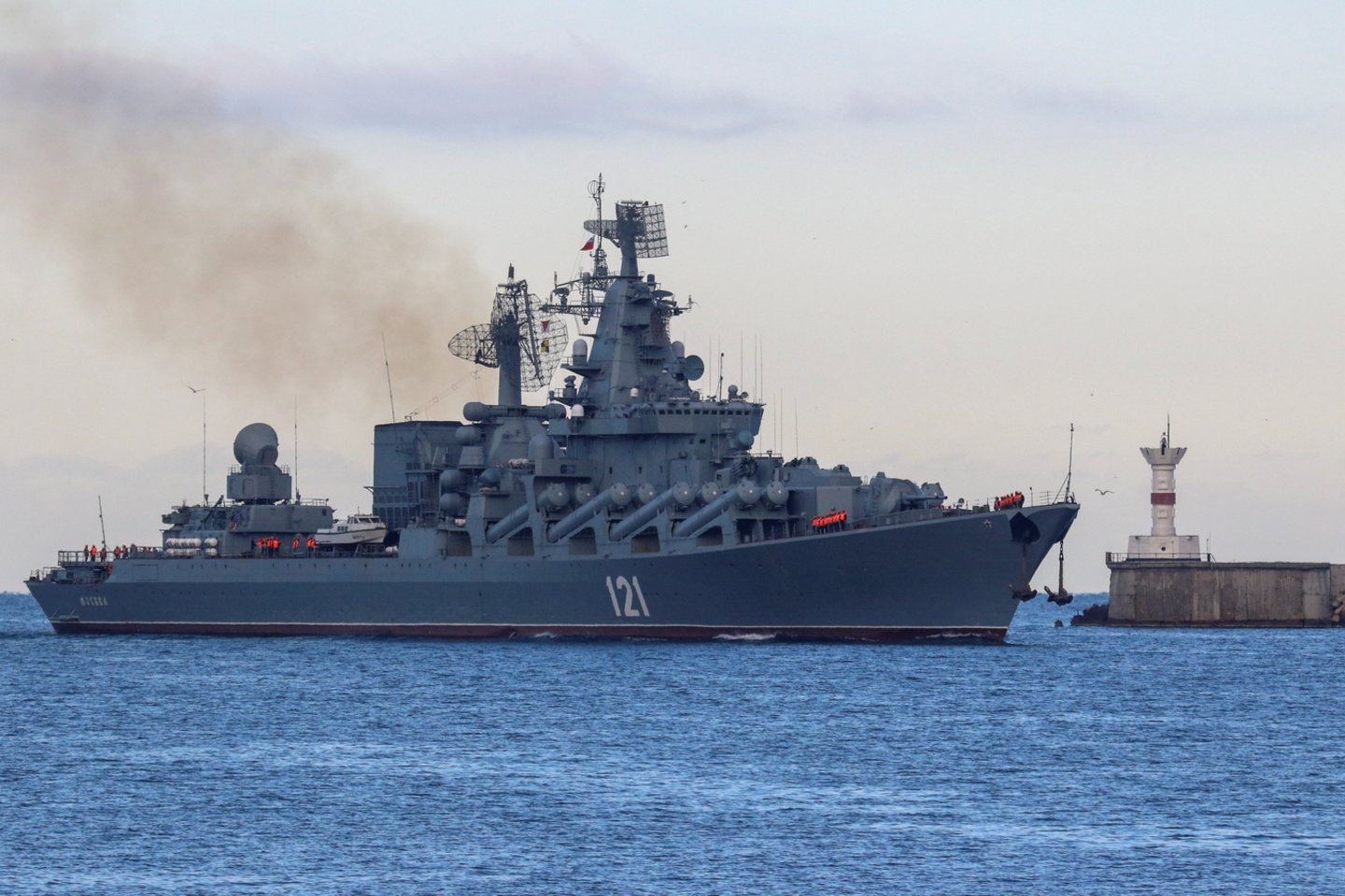 Juodojoje jūroje nuskendo Rusijos karinio laivyno kreiseris „Moskva“.<br>APF / Scanpix nuotr.