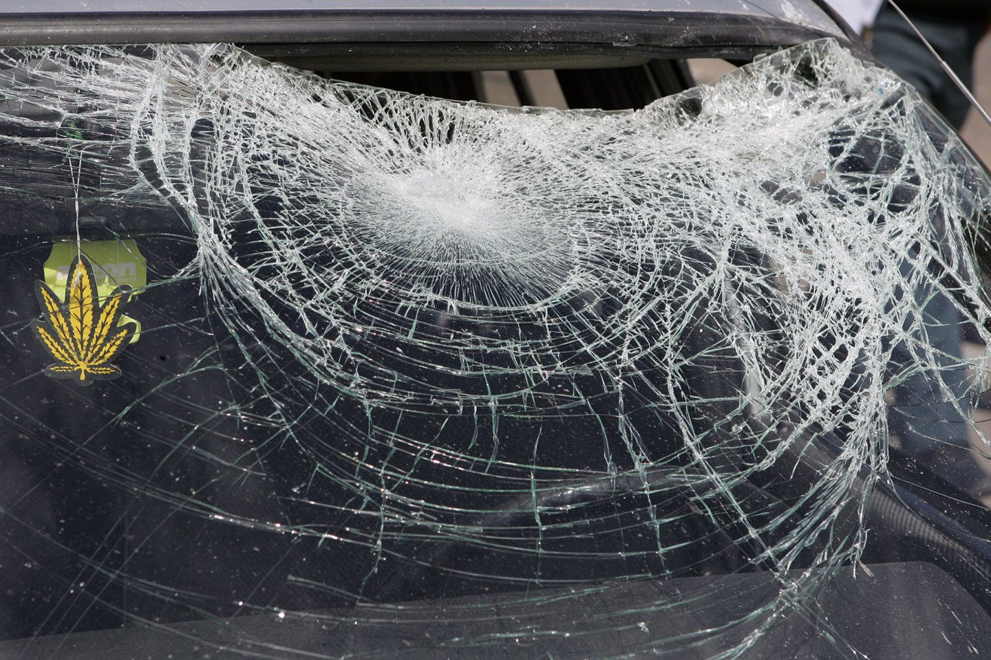 Girtas vyras Kelmėje sudaužė policijos automobilio stiklą.<br>V.Balkūno asociatyvi nuotr.
