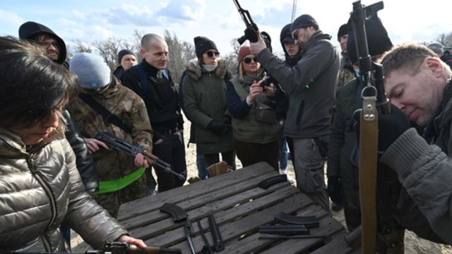 V. Zelenskis prašo Vakarų neatidėlioti ginklų tiekimo: nuo to priklauso ukrainiečių likimas