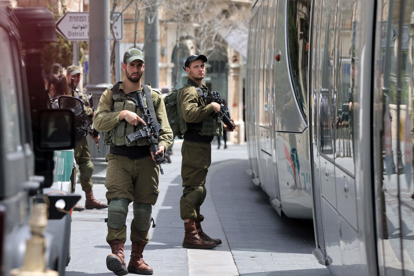 Izraelis sustiprino savo saugumo pajėgas miestų teritorijose po neseniai įvykdytos virtinės mirtinų išpuolių, už kuriuos atsakomybę prisiėmė arba kuriuos įkvėpė „Islamo valstybė“.<br> AFP/Scanpix asociatyvi nuotr.