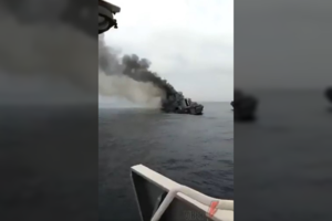 Ekspertas tikina: vaizdo įraše užfiksuotas degantis karinis laivas – rusiškasis „Moskva“, bet klaustukų dar yra