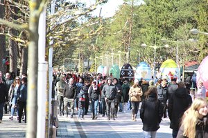 Poilsiautojų minioje prie jūros – ir šalies vadovas