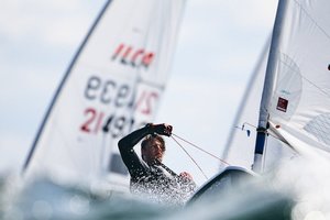 Buriuotojas V. Strelčiūnas Europos jaunimo čempionate lenktyniaus dar tris dienas