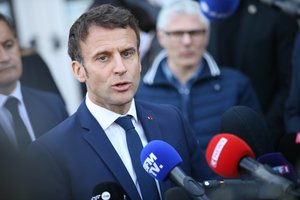 Prancūzijos premjeras: jei rinkimus laimės E. Macronas, atsistatydins vyriausybė