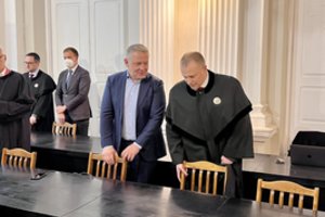 Visi išteisinti: politinės korupcijos byloje teismui pristigo įrodymų, kad pinigai buvo kyšis