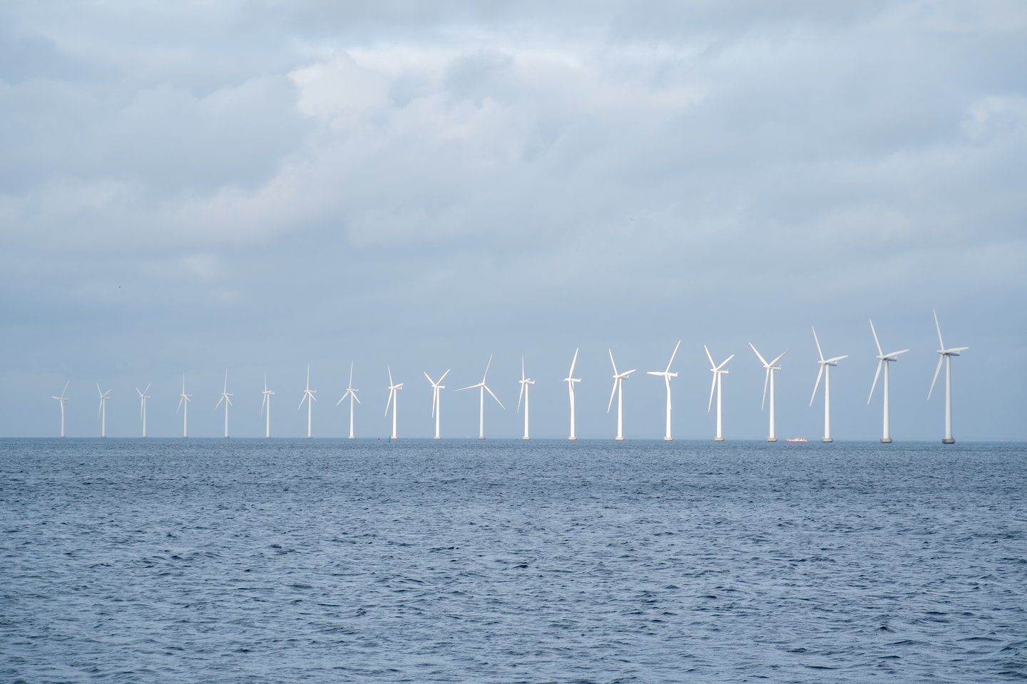 Pusė Danijos elektros energijos jau dabar gaunama iš vėjo energijos.<br>123rf.com nuotr.
