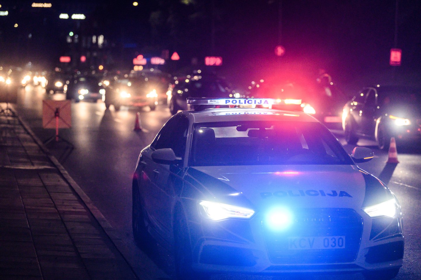 Šventinio savaitgalio metu Kelių patrulių kuopos pareigūnai vykdė policines priemones, skirtas neblaiviems vairuotojams ir kitiems KET pažeidimams išaiškinti.<br>V.Skaraičio nuotr.