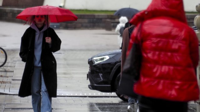 Sinoptikai pasikeitimų nežada: oras išliks lietingas ir vėjuotas