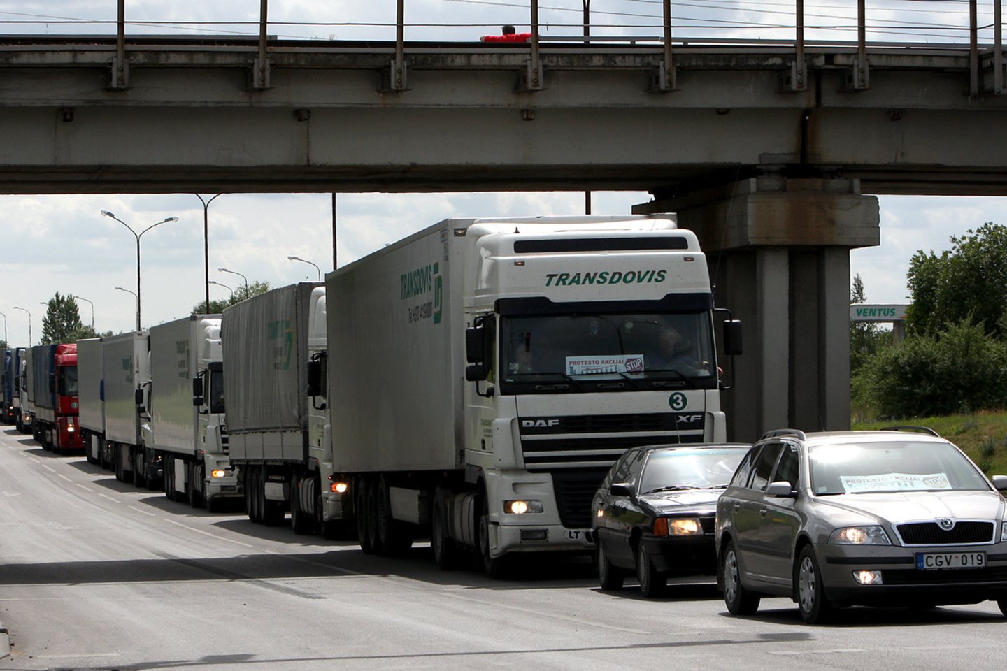 Baltarusijos susisiekimo ministerija pranešė, kad nuo balandžio 16 d. 00.00 val. įsigalioja draudimas ES registruotų transporto priemonių judėjimui per Baltarusijos teritoriją.<br>G.Šiupario nuotr.