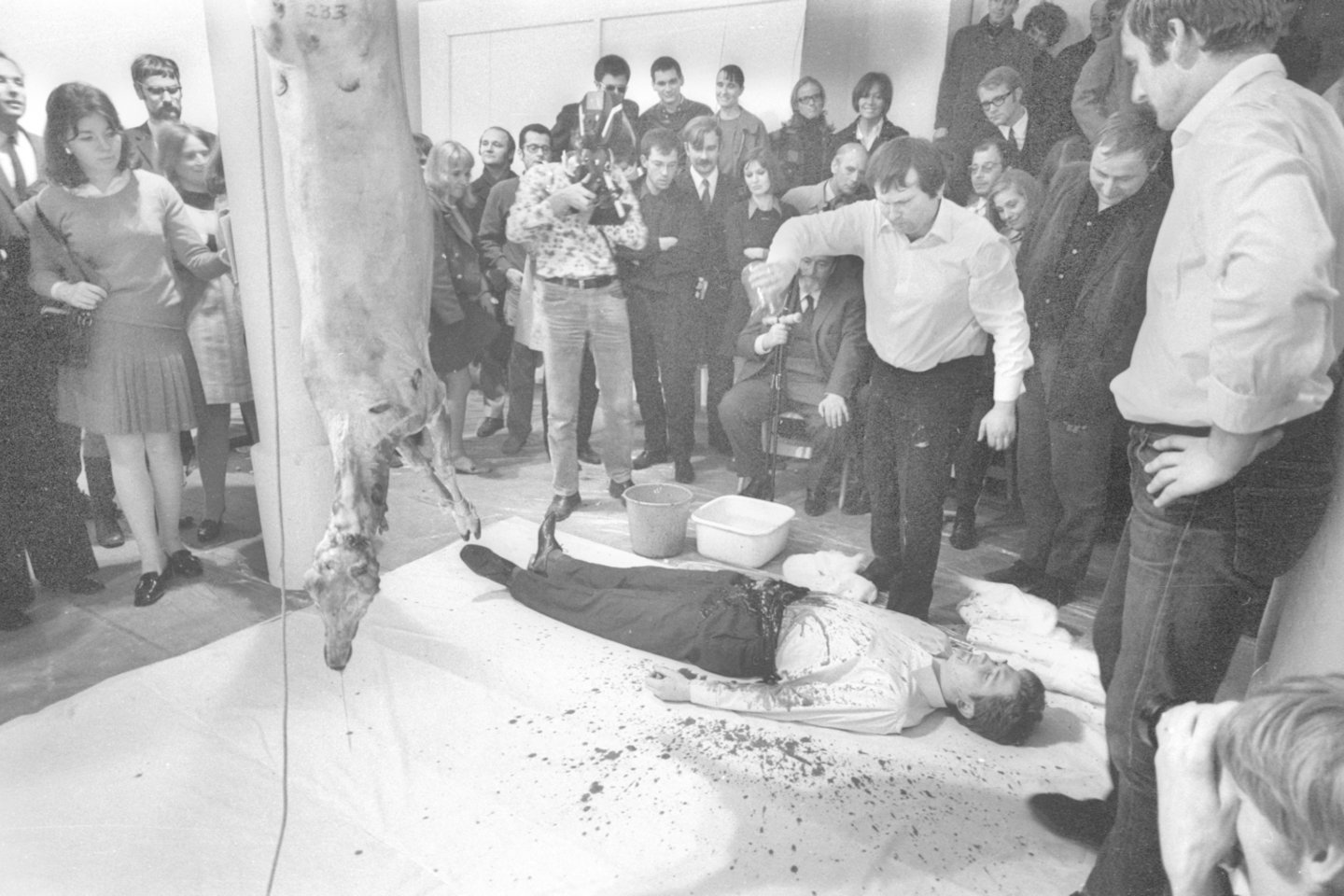 Austrijos menininko Hermanno Nitscho performansas 1969 metais Miunchene.<br>Scanpix/IM nuotr.