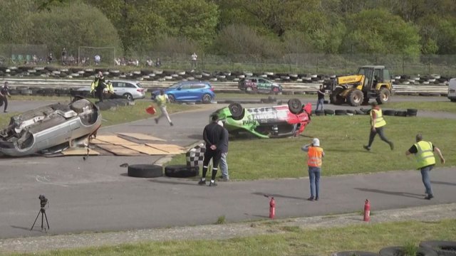 Anglijoje įvyko automobilių šuolių varžybos: perskrieti senų mašinų eilę pavyko ne visiems