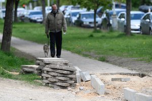 Vilniaus savivaldybė atsakė, kur atsiduria iš pėsčiųjų takų išluptos plytelės