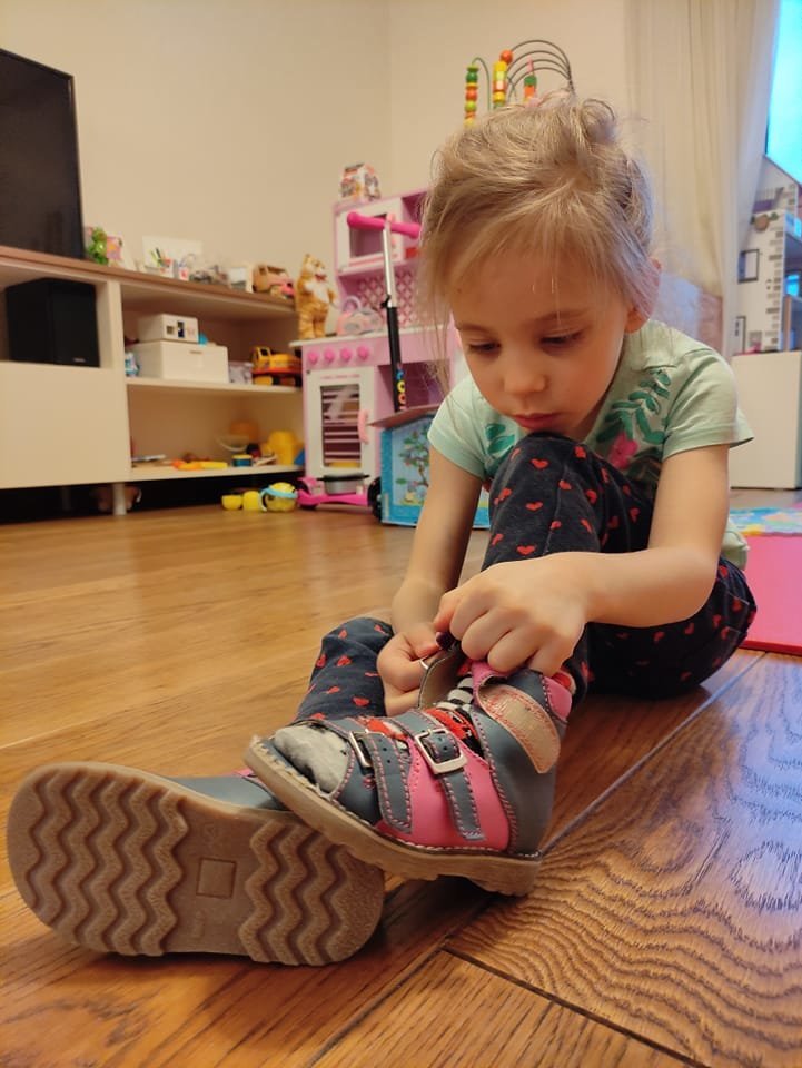 Būdama ketverių Gabrielė išmoko apsiauti batukus – iki tol tai atrodė labai sudėtinga.<br> Asmeninio archyvo nuotr.