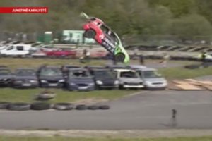 Surengė automobilių šuolių varžybas: kai kurie neišvengė avarijų ir rėžėsi į nuolaužas