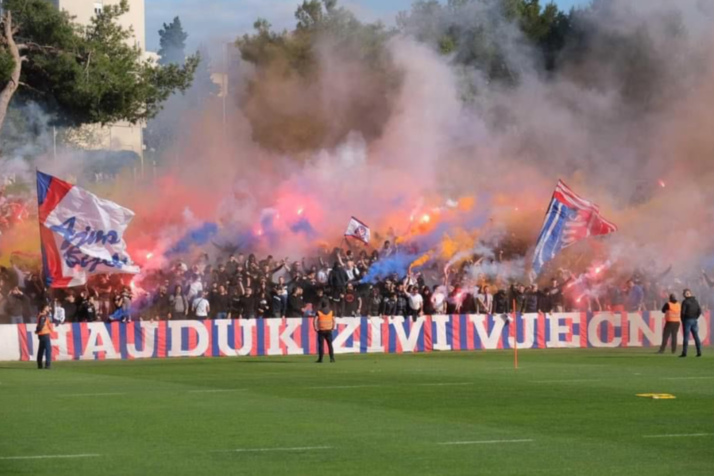 „Hajduk“ treniruotės metu sulaukė gausaus sirgalių palaikymo.<br>Twitter nuotr.