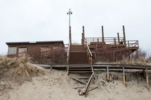 Paplūdimiuose likviduojami audrų padariniai: tikėtina, kad viską sutvarkyti spės tik rudenį