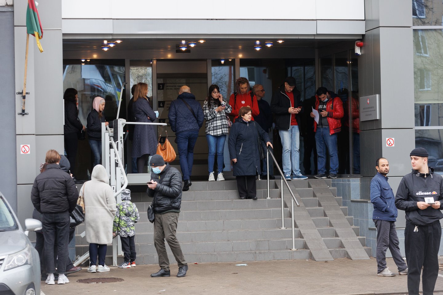 Trečiadienio rytą prie Migracijos departamento Vilniuje nutįso beveik 200 norinčiųjų pasigaminti asmens dokumentus žmonių gyvoji eilė.<br>T.Bauro nuotr.