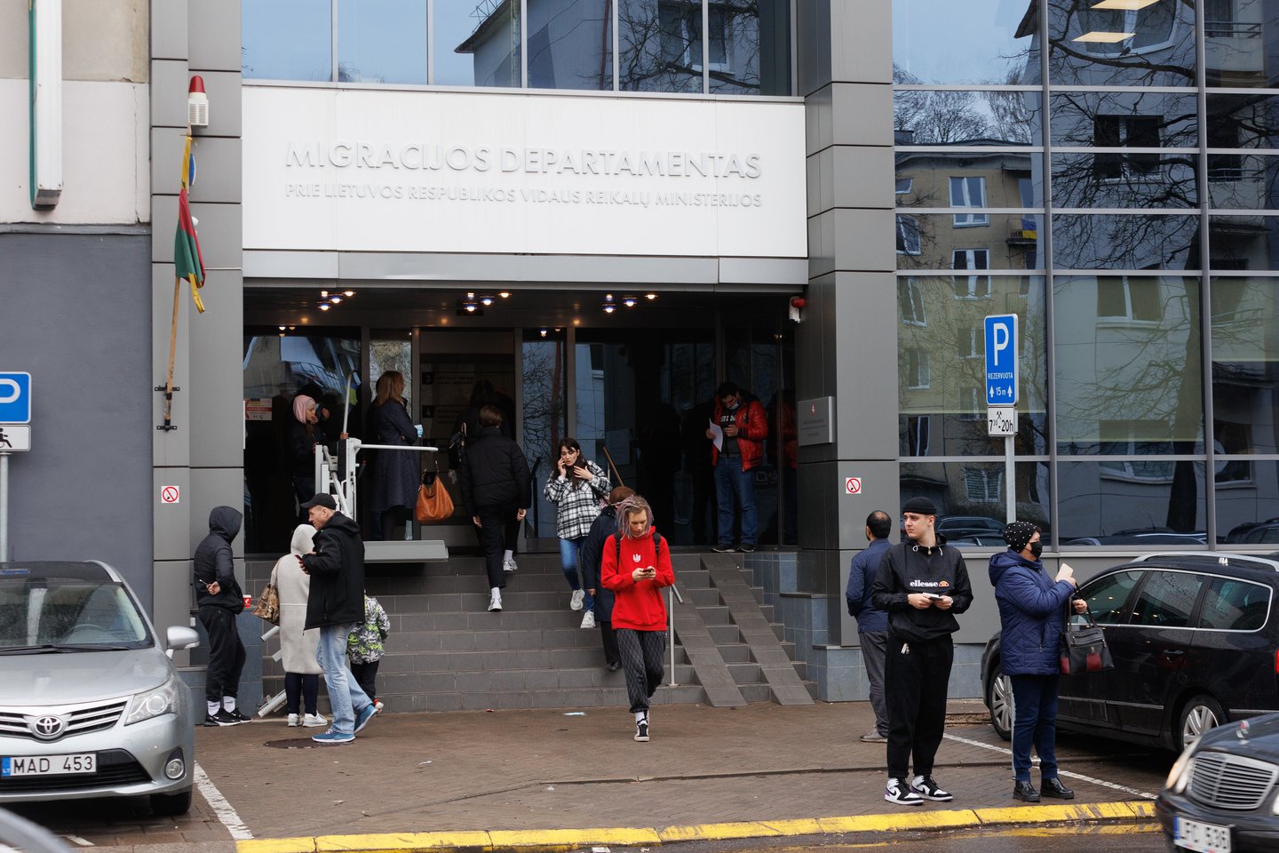 Trečiadienio rytą prie Migracijos departamento Vilniuje nutįso beveik 200 norinčiųjų pasigaminti asmens dokumentus žmonių gyvoji eilė.<br>T.Bauro nuotr.