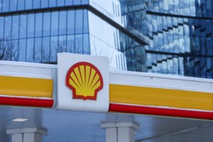 „Shell“ atšaukia darbuotojus iš bendrų įmonių su Rusijos bendrovėmis