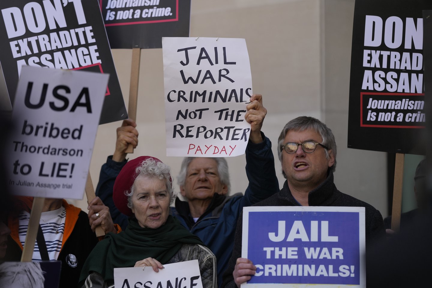„Wikileaks“ įkūrėjo Juliano Assange'o šalininkai, susirinkę prie Vestminsterio magistrato teismo Londone, 2022 m. balandžio 20 d.<br>AP/Scanpix nuotr.