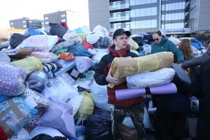 Paramą Ukrainai teikiančios organizacijos fiksavo rekordus, bet jau jaučia visuomenės nuovargį: įvardijo, kokia pagalba dabar svarbiausia