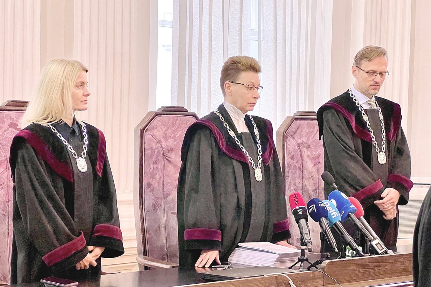 Vilniaus apygardos teismo kolegijos nariai (iš kairės) J.Kolyčienė, N.Žimkienė ir U.Trumpulis paskelbė išteisinamąjį nuosprendį.<br>V.Ščiavinsko nuotr.