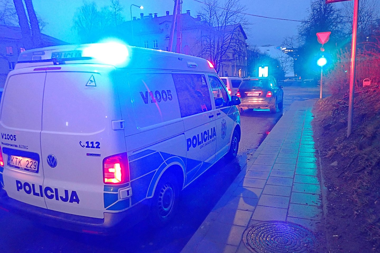  Įtariamųjų sulaikymo operacija Vilniuje: sužaloti pareigūnai, aidėjo šūviai.<br> A. Vaitkevičiaus nuotr.