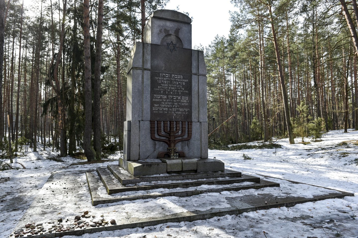Panerių memoriale ant paminklo vėl išpiešti Rusijos karo Ukrainoje simboliai.<br> V.Ščiavinsko nuotr.