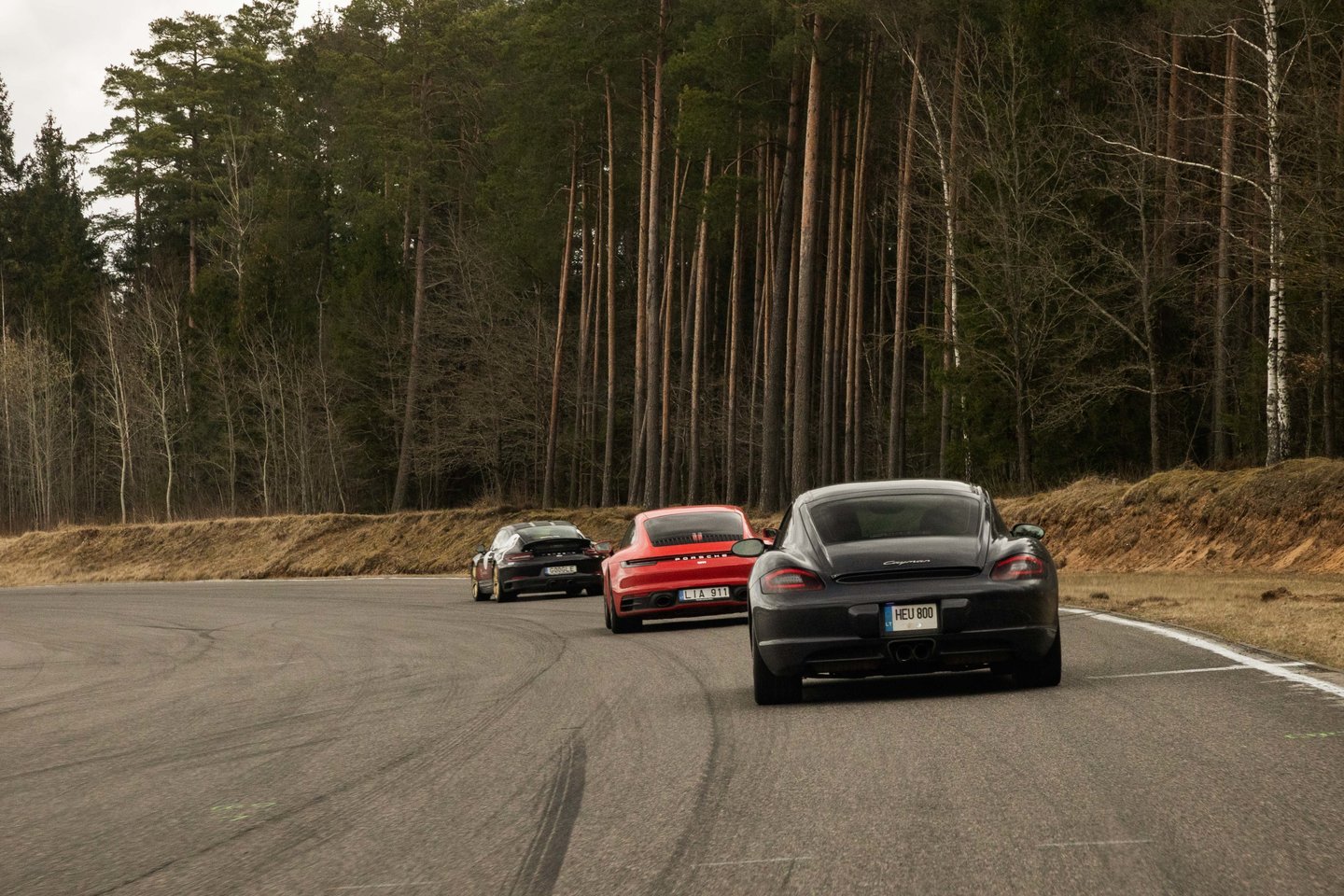 Bendruomenės, vienijančios „Porsche“ automobilių entuziastus, nariai su šeimomis susirinko į Nemuno žiedo trasą ir džiaugsmingai atidarė šiltąjį metų sezoną „Febi Speedfest.lt“ renginyje.<br>Pranešėjų spaudai nuotr.