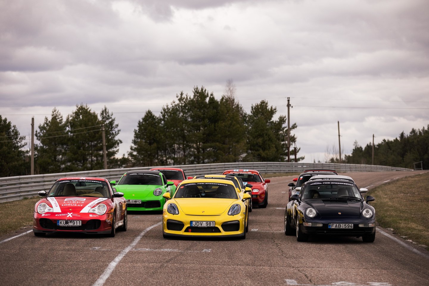 Bendruomenės, vienijančios „Porsche“ automobilių entuziastus, nariai su šeimomis susirinko į Nemuno žiedo trasą ir džiaugsmingai atidarė šiltąjį metų sezoną „Febi Speedfest.lt“ renginyje.<br>Pranešėjų spaudai nuotr.