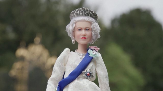 Karalienei Elizabeth II minint 96-ąjį gimtadienį – sukurta lėlė Barbė
