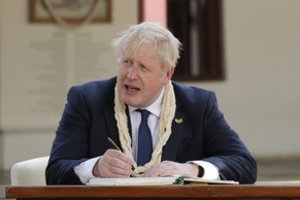 B. Johnsonas per vizitą Indijoje bandys įtikinti Delį pakeisti poziciją dėl Rusijos