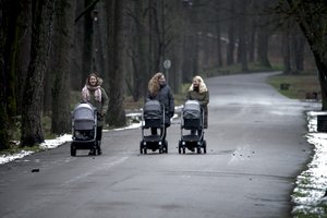 Seimas pritarė: mažus vaikus auginantys viešojo sektoriaus darbuotojai galės dirbti trumpiau