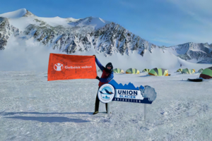 Pasiekusi Pietų ašigalį „Gelbėkit vaikus“ vėliava su vaikų svajonėmis sugrįžo