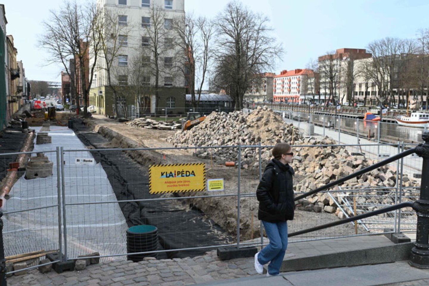 Aiškėja, kad Žvejų gatvės Klaipėdos senamiestyje remonto darbai užtruks apie pusmetį ilgiau nei planuota.<br>www.ve.lt nuotr.